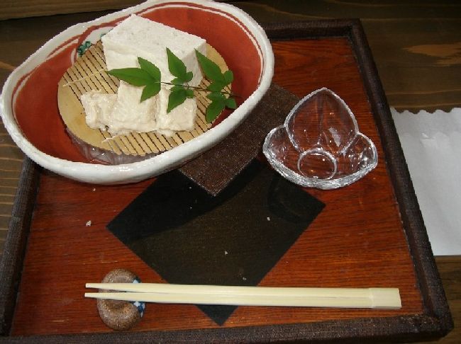 ネットで湯葉が美味しいというクチコミ情報を頼りに、神泉村のヤマキ醸造株式会社(株式会社ヤマキ)へ行きました。お豆腐が日経新聞(2005年?)の「全国の美味しい豆腐10選」にランクインしていたそうです。<br /><br />ヤマキに到着した頃から雨に降られ、ちょっと物足りないお出掛けとなりましたが、天気が良い日にまわってみたいスポットが多数ありました。<br /><br />日帰りお出掛けにいかがでしょうか?!(^_-)-☆<br /><br />
