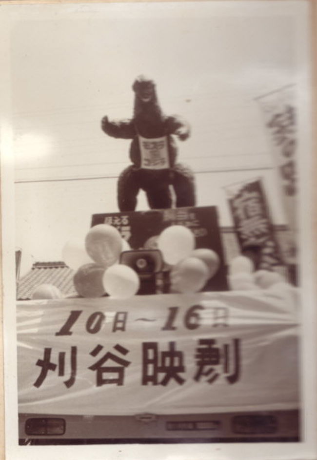 実はワシの実家は映画館だった。<br />ちょうど6年前に父が亡くなったときに閉館して今ではソコにマンションが建っている。<br />葬儀の後、父が撮ったであろう各地の映画館の写真のアルバムが出てきたので、多分今はもう無い風景を何らかのかたちで紹介できればと思っておりまして。<br />旅行記としては少々反則ではありますが映画館が一番元気だった頃に思いを馳せながらノスタルジックな気分を皆様に〜笑。<br /><br />ウチの劇場は戦後に祖父が作りました。席数は500席くらい在ったと思います。二階席がコの字に張り出しておりソコが畳なのでお客さんは横になって映画を観たりしてました。何故か「禁煙」と書いた灰皿が設置してあり昭和のゆる〜いルールがそこにはありました。今のシネコンと違い昔の映画館は映画の途中でも入れて朝入ったきりずーっと居る人もいて、子供映画の時なんかはお母さんが子供だけ館内に放り込んで帰るとゆう託児所になってたり、かなり自由な感じでしたね。<br />そんなとこでワシは1人で遊んだり、売店を手伝ったりしてました。そんな我が実家の映画館の内部を写した写真を失くしてしまいました(泣)すまんです。<br />見つけたら載せます。