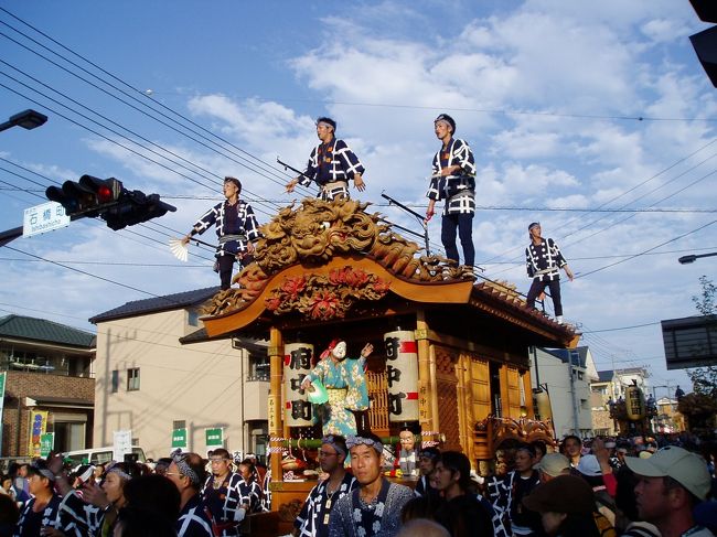 秋晴れのもと、今宮神社の秋祭りが行われ、彫刻屋台２７台がすべて繰り出し、多くの人でにぎわっています。