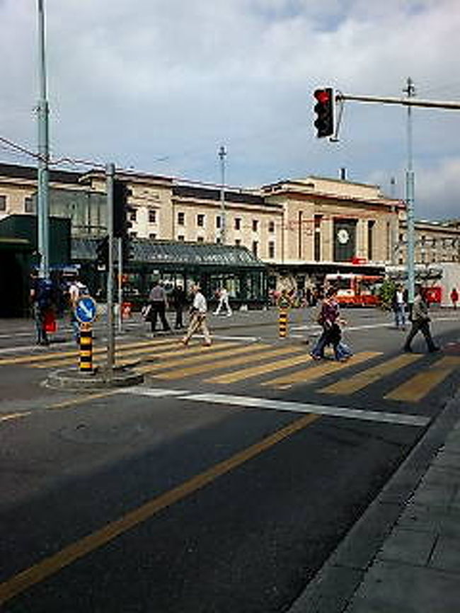 スイス初日〜３日目　スイス鉄道<br />利用した乗物や駅舎を可能な限り紹介させて頂きます。<br />携帯のカメラやビデオの写真等が入りますので画素数は落ちますが・・・<br />チューリッヒ空港から最初に到着したのが、このジュネーブのコルナヴァン駅です。