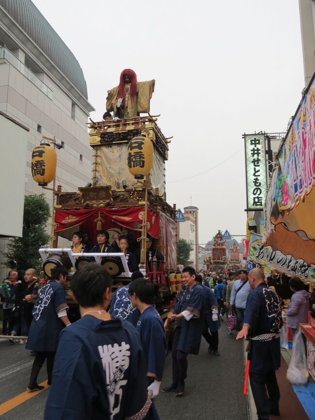 300年の歴史と伝統を誇る佐倉の祭礼、日本遺産の「佐倉の秋祭り」の紹介です。佐倉の秋祭りは、毎年10月の第二の金・土・日曜日に開催されます。今年(平成30年)は、10月12.13.14日の15:00~22:00頃に新町通り周辺で開催されます。麻賀多神社大神輿の宮出しは、12日15:00頃、宮入りは、14日21:30頃です。山車(だし)・御神酒所(おみきしょ)・神輿(みこし)の新町通り総曳きは、13日17:00~21:00です。この他にも、山車・御神酒所の町内周辺曳き廻しや町内御輿の巡行、お祭り広場でのお囃子共演・総踊りなど盛りだくさんの行事が予定されています。<br /><br /> 秋の夜空に鳴り響く佐倉囃子の笛と太鼓の音、山車や御神酒所、神輿が城下町を練り歩き、威勢のいい掛け声が心にしみる。「エッサ エッサ エッサッサ」、「エッサノ コラサノ エッサッサ」を繰り返し、扇子を持って踊る。江戸中期より続く秋祭りは、麻賀多神社、神明神社、愛宕神社、八幡神社の祭礼で、麻賀多神社の大神輿渡御や各町内の勇壮な山車・御神酒所・神輿の曳き廻しで沸き返ります。「佐倉新町江戸まさり」とも称された賑わいをお楽しみ下さい。今年も3日間で26万人以上の人手があると予想されています。<br /><br /> 駐車場が少ないので、京成佐倉駅を利用してください。南口から坂を昇りきった突き当たりの佐倉市立美術館を左折し、市営駐車場がお祭り広場です。10月13日(土)は中日で、17時~21時に、山車や御神酒所、神輿の総曳き・競演があり、お祭り広場前で繰り広げられる21町内の踊りと「はなぐるま」は、壮観です。早めに行って、麻賀多神社と新町商店街の散策もお勧めです。<br /><br />2006/10/14 第1版<br />2011/10/16 第2版<br />2012/10/13 第3版<br />2013/10/12 第4版<br />2014/10/11 第5版<br />2015/10/10 第6版<br />2016/10/15 第7版<br />2018/10/13 第8版<br />
