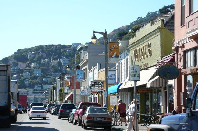 SF市内からゴールデンゲートブリッジを渡ったふもとの小さな街サウサリートは、通りにはおしゃれな店が並びサンフランシスコから日帰りで観光する人たちで賑わっていますが、住宅地としても特別なところです。丘の上の家からサンフランシスコ湾をぐるりと見渡し、マリーナには自分のヨットを係留して好きなときにセーリングに行く、そんな生活を送るサウサリート住民に外の多くの人が憧れています。芸術家が多く住む町ということもあってギャラリーも多くあります。<br /><br />サンフランシスコからは<br />フェリー（朝・夕、フェリービルディングから、昼フィッシャーマンズワーフから）で30分、またはバス（10.20.50番）で40分。フェリーはアルカトラスの脇を通ってちょっとしたベイクルーズになるのでお勧めです。<br /><br />フェリー時刻表<br />http://goldengateferry.org/schedules/Sausalito.php<br />http://www.blueandgoldfleet.com/sausalito_schedule.htm<br /><br />バス時刻表<br />http://goldengatetransit.org/schedules/pages/Bus-Schedules-pda.php