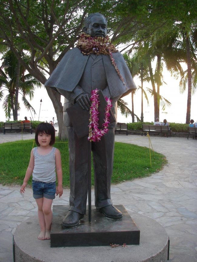 遅い夏休みで、5歳児と0歳児を連れてハワイに行ってみた。<br />親である我々にとっては6年ぶりのハワイ。<br />子供が生まれてからは初めてのハワイ。<br />5歳のお姉ちゃんにとっては、グアム以来の海外旅行。<br />0歳(帰国後直ぐに1歳になったのですが)のゆうゆうにとってはもちろん初めての海外旅行であり初ハワイ。<br />いったいどうなったのやら〜って、全然問題なかったっスよ！