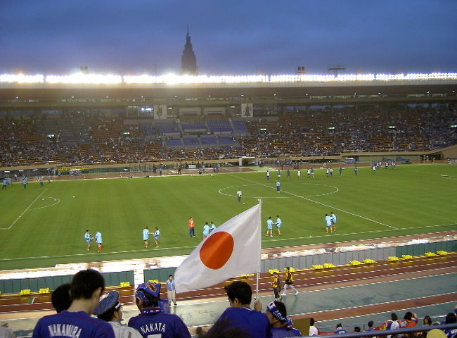 ５月３１日国立競技場で行われた日韓親善試合です。<br /><br />野球オンリーでサッカーは全く興味が無かったのですが会社に連れてこられました。スタジアムの雰囲気が尋常ではなくそれなりに楽しめました。<br /><br />本当はアジア選手権があったのですがＳＡＲＳの影響で延期になり急遽組まれた親善試合です。<br /><br />でも韓国メンバー見るとかなり本気でした。もう引退してる選手もいるので懐かしいですね。