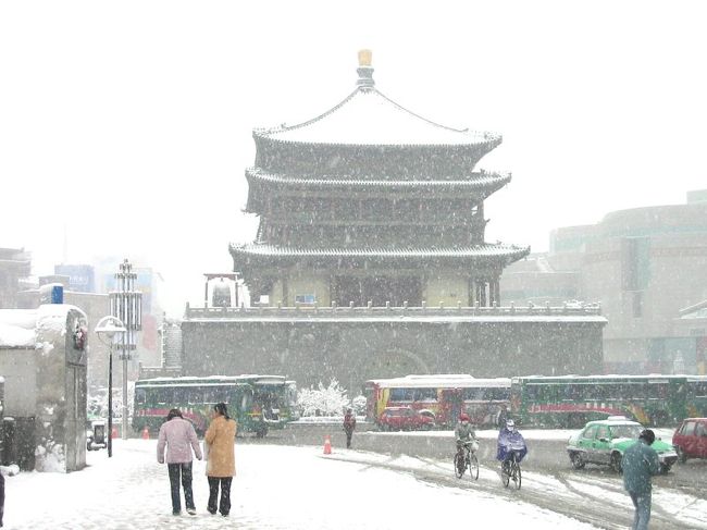 西安に雪が降るのはめずらしいらしい。<br />「雪の西安を見ることができるなんてラッキーですね。」と<br />ひさしぶりの雪に喜んでいる西安の人達は言うけど、<br />旅行者にとってみれば、やはり天気はいい方がいい。<br /><br />悠久の歴史を持つ西安の街も雪のベールをかぶれば、<br />アノニマスな中国の一都市となってしまった気がした。<br />「雪は、神が地球の嫁入りの為に、純白のベールをかぶせるもの」<br />とかいったワイルドの詩を思い出したりした。<br /><br />アーケードのかかった回族街を歩き回ることにした。<br />露天の屋台とも呼べない小さなコンロで、ピザの一回り小さい<br />くらいのモノを焼いていた回族のオバサンに<br />&quot;これはなに？&quot;と中国語で聞いてみる。<br />オバサンは、&quot;とにかく食べてみろ&quot;と言うようなジェスチャーで<br />それを渡す。1元でそれを買って食べてみる。<br />甘くてうまい！。<br />名前はなんというのかわからない。柿のパイみたいな味がした。<br /><br />哲学者の風貌をした回族のジイサンのシシカバブーの店に入る。<br />ジイサンには中国語が通じない。身振り手振りでシシカバブーと<br />ビールを注文する。掛け値なしに旨い。しこたま飲んで食って<br />会計をすると、驚くほど安い。<br />「釣りはいらない」の身振りに、白い回族の民族服に<br />白い帽子をかぶったジイサンンは僕の肩を２回ほど軽くたたいた。<br />やっぱりこのジイサンは路傍の哲学者かもしれない。<br />僕もジイサンの肩を２回たたいた。<br />掘りの深い回族人の顔から含蓄のある笑顔がこぼれた。<br /><br />雪によって、街並みからは遠い記憶も覆われて見えなくなって<br />しまったようでもやっぱり、ここは西安だ。<br />シルクロードの玄関口という分厚い歴史の空気を、<br />いくらかでも、感じることができた気がした。