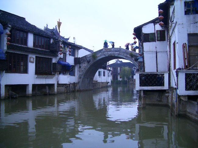 ここは、青浦地区にある朱家角です。中国の古い町並みを残す落ち着いた町です。運河は、相変わらず汚く臭いですが、町並みは、最高です。<br />
