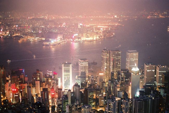 １９９４年ですから、まだ中国返還前の香港です。<br /><br />空港も、まだ啓徳機場が現役でした。廃止になるなら、写真撮っとけば良かった。<br /><br />まだＩＦＣビルもありませんので、香港島の風景も、１００万ドルの夜景も、今とはちょっとだけ趣が違ってます。<br /><br />