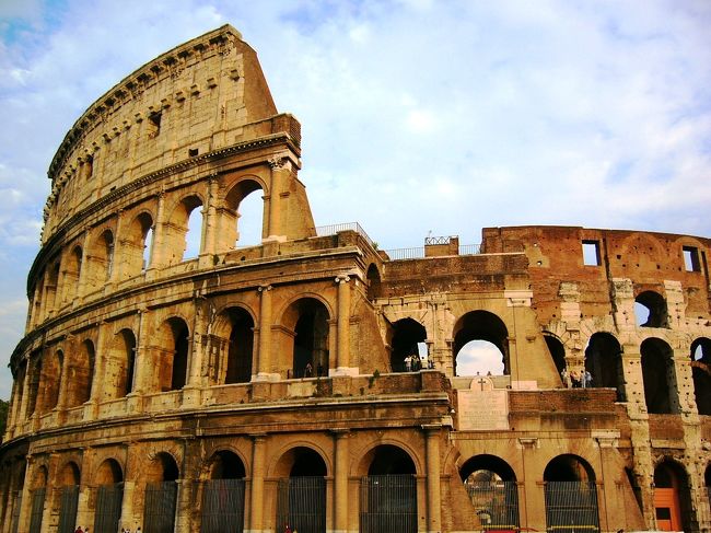 永遠の都ローマは見所がいっぱいでした。イタリアの首都でもちろん都会なのですが、ちょっと角を曲がると２０００年前の遺跡が！そんなところがとても素敵です。初ローマでしたが、なぜか外国に来たという気がしませんでした。写真やテレビで見慣れているから？もしかしたら前世はローマ人だったのかも？？ｗ<br />今回の旅行で訪れたところは、カプリ島→バチカン市国→ローマ→シエナ→サン・ジミニャーノ→フィレンツェ→ピサ→ヴェネツィア→ヴェローナ→コモ湖→ミラノです。