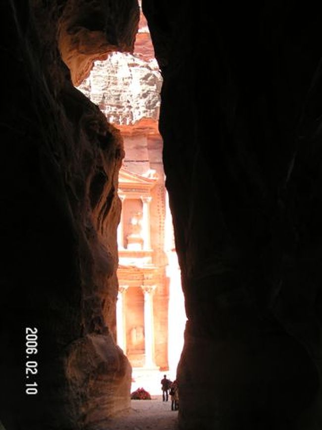 　２月にヨルダンに機中泊２泊の強行軍でヨルダンに。ぺトラ、ワディ・ラム、ハママートマイーン、死海、ジェラシュ、アムラ城など、レンタカーで周ってきました。<br />　いくつかヨルダン旅行のポイントを。<br /><br />１．評判以上に見所が多い！<br />　中東の古い遺跡だけかと思っていたのですが、神秘的なぺトラ遺跡、赤砂漠ワディ・ラムのジープツアー、死海浮遊体験、移動途中の雄大な自然など、見所満載でした。しかも比較的狭い国土にこれらがつまっています。<br /><br />２．でも短期間でいいかも<br />　逆説的ですが、今回、ガイドブックに乗っているような観光スポットは、アンマン、アカバの都市を除いて、３日間で大体回れました。日本から長時間かけて旅行するのであれば、シリア、レバノン（情勢が回復すればですが）またはイスラエルなどを組み合わせた方が良いかもしれません。<br /><br />３．個人旅行がしやすい<br />　英語が相当通じる上、道路標識も英語表示。道も整備されてます。レンタカーで安全に回れます。<br /><br />４．気候<br />　２月に行きましたが、何とか死海に入れました（死海は２０℃位）。春秋がベストシーズンだと思います。夏は暑すぎるか？！<br /><br /><br />（２月９日）<br />　今回は、日本に一時帰国中の家族とは別に、旅行の達人同僚Ｍさんと二人で。ホテル、レンタカー、旅程、運転などすべてＭさんに任せました。<br />　夕方パリを出発、フランクフルトで乗り換え、アンマンに到着したのが現地午前２時。これを機中泊といえるのか？早速空港でレンタカーを借り、深夜一路ぺトラ遺跡へ。アンマン・ぺトラ間は高速でつながっており、照明は少ないものの100km/h位出せます。３時間後、午前５時にぺトラ到着。ぺトラ開場が６時なので、１時間社中で仮眠を取ることに。朝の冷え込みは激しく（−３℃を記録）、寒さで起きる。<br />（以下、写真とともに）<br />　