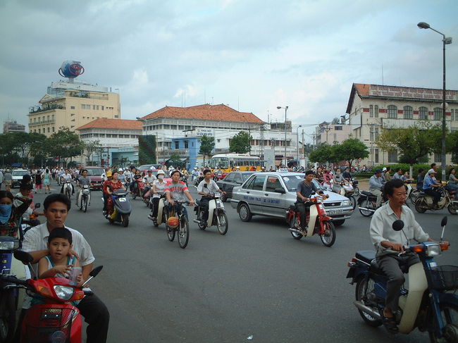 ニャチャンを出発したバスはホーチミンに近づき渋滞が激しくなってきた。ベトナムの人たちはそれぞれの場所で降りていったが、外国人は皆、旅行者が集まるファングーラオ通りを目指していた。18時40分にバスはファングーラオ通りに到着。もう暗くなっていた。