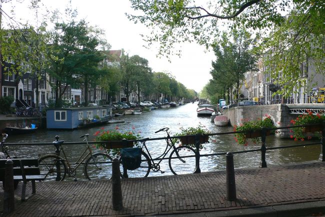 初日にザーンセ・スカンス＆エダム＆フォーレンダムヘ行き、2日目はいよいよアムステルダムへ！<br />運河が本当に多く、自転車（かなり可愛い！）が多い・・・。<br />煉瓦造りの縦長の建物。しかも不思議に微妙に傾いていたり・・・。目の錯覚かと思ってしまうほど傾いていたり。<br />素朴ながらも親近感のあるゴミゴミ感の少ない首都アムス。<br />運河の街ならでは運河クルーズをして街の雰囲気を堪能し、<br />オランダの誇る画家ゴッホ美術館へ！行って来ました。<br />