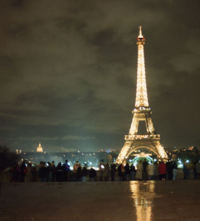 1992-1993年のドイツ（ケルン）長期滞在時に訪問した、パリの写真です。ケルンからパリまでは夜行列車で移動しました。パリは滞在中に２回訪問しました。<br />私のパリの（そしてフランスの）第一印象は最悪です。１回目はパリに住むフランス人の知人を訪ねるためパリを訪問しました。ケルンからの夜行列車は朝６時頃につきました。知人と待ち合わせた場所は、この駅から地下鉄に乗って数駅の別の駅でした。両替後、地下鉄に乗ろうとしても、切符は自動販売機のみ。切符を買うにもすべてがフランス語で大混乱していました。すると１人のおじさんが現れ、英語で助けてくれると言いました。彼は自動販売機のボタンを押し、私はコインを入れました。しかし、持っているコインを全て入れてもまだ足りないのです。おじさんは英語でそこに両替機があると教えてくれました。私が両替を終えて帰ると彼は私に切符をわたし、「立て替えたから残りの金をくれ」というのです。さすがに私はおかしいと気がつきました。早朝の眠気がとれ、両替レートとコインの価値を考える余裕が出てきたのです。彼が要求しているのは1000円以上なのです。このあといろいろ言い争ったのですが、結局、自動販売機に入れたコインは全て取られました。まわりのフランス人も、私たちの言い争いは無視という感じです。被害額は良くわかりませんが、地下鉄の料金に500円以上は支払ったでしょうか？<br />その後は友人と無事に会い、パリをいろいろ案内してもらいました。この時の写真は（最初のノイシュバンシュタイン城の写真と一緒に）カメラのフィルムのフタが開いてフィルムがダメになってしまいました。ここに載せている写真はフランス人の友人からもらった写真の一部です。<br />パリには、その後にもう一度行きました。しかし、フランスの第一印象は悪く、１年間のドイツ滞在の間に、フランス語圏（フランス、ベルギーの半分、スイスの一部）の他の地域にはほとんど行きませんでした。