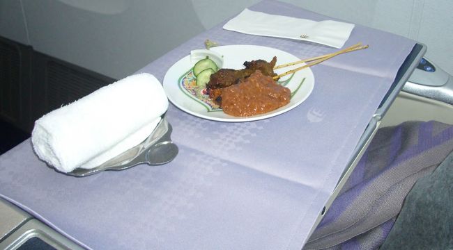 搭乗し座席でハーフコートを脱ぐと即座にキャビンアテンダント（CA）が私のところへやってきて、抜いたコートを手にとってクロークにおさめ、直ぐにウェルカムドリンクでもてなしてくれた。その時「〜のシャンパンもございますがいかがでしょうか」とおすすめのドリンクまであるのには普段ビジネスクラスを利用しない自分には新鮮に感じた。<br /><br />　機内食は六時間のフライトで二回配膳される。直ぐに前菜として配膳されたのがこの焼き鳥のような物体、マレーシア料理サテー。牛肉の串と、鳥の串、そして玉ねぎとキュウリの串を自分の好み分もらうことができる。タレはピーナツで作られたピリ辛風。炭火で焼かれたサテーの味のほうはまずまずで、野菜の串と一緒に食べると良く合う。機内食はどれも美味しく先ず満足のいくフライトを楽しむことができるであろう。<br /><br />続いてやってくるのがいよいよ洋風のメインディッシュ。魚はスズキだった。洋風なのに何故か照り焼きソースという所が気になったがとても美味しかった。ただ野菜の盛り付けはもう少し綺麗に盛り付けたほうが良いような・・・。<br />　　せっかくカボチャが木の葉のように綺麗に切られていたりするので。シイタケも細工されているのにえんどう豆の下に隠れているのは少しもったいない。<br />出発前のラウンジでビールやおにぎりをつまんでいたので、この時点で既にかなり満腹の状態。ラウンジでの食べすぎには注意しよう。<br /><br /><br />　マレーシア航空のCAは、エコノミークラスにしても全般的にソフトなもてなしで、私の印象が良い。航空会社の格付けで有名なSKY TRAXではマレーシア航空はBEST CAを受賞する5星だけあることも頷ける。東南アジアの航空会社では、シンガポール航空が人気があるが、マレーシア航空も負けてはいない。<br /><br />　クアラルンプール国際空港（KLIA)に到着後、Ｃクラスでの最後の特典はアッパークラス専用のイミグレがあること。KLIAのイミグレのカウンターは比較的多いので、順番待ちをすることは余りないが、時期によっては大渋滞と重なり、時間のかかることが多いが、Ｃクラス専用のイミグレではスムーズに入国審査の手続きを済ませることができる。<br /><br />到着前に最後の配膳が行われる。出てきたのが寿司とフルーツの盛り合わせ。飲み物はグァバジュースを選択した。この他にアイスクリームも出てきてた。<br />MH 搭乗前のクアラルンプール国際空港のゴールデンラウンジは本当にすばらしい。フワフワのソファに豊富なミールメニュー、マッサージルームやシャワールーム、インターネット、キッズルームまで完備してる。さすが五つ星のラウンジは違った。飲み物はどれだけ置いてあるのか良くわからなかったが、かなりの品揃えがある。ミールは空港内のレストランは全く不要！、ここでの無料の食事で十分だ。麺類やパン、サンドイッチ、スモークサーモン、スナック、デザート・・・、これでもかというほど種類あった。<br />　利用価値が高いのはシャワールーム。入口でバスタオルや石鹸類,男性ならヒゲソリももらえ助かる。<br />　夜便利用する場合、日中蒸し暑いクアラルンプールでかいた汗を落とすこともできる。前以て着替えの下着を用意しておけば、更に心地よくフライトに望むこともできる。