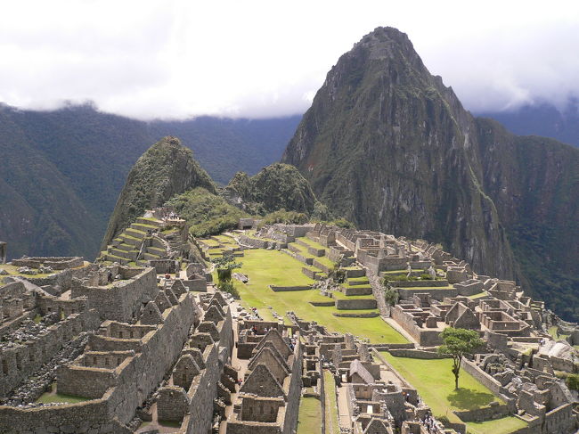 ペルー3日目　9月5日は、マチュピチュ遺跡観光。<br />高山病の病み上がりの身体を引きずり「這ってでも行く！」という気合で望むマチュピチュ。クスコよりも低地なので、高山病患者はむしろ行ったほうがよいらしい。<br /><br />〜2006年9月2日-10日、9日間のツアーでペルー旅行〜<br />リマ→クスコ→マチュピチュ