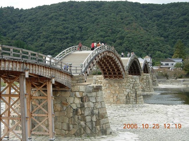 尾道から、高速道をひた走って、岩国へ。<br />ここは、奇矯というか名橋というか、判断に苦しみますが、錦帯橋を見物しました。<br />昼食は、名物の押し寿司とお蕎麦でした。<br />弁当箱ぐらいの押し寿司でしたが、意外にボリュームあり、オマケに、お蕎麦が付きましたので、食べ過ぎでしたね。<br />旧岩国藩庁は、公園になっており、武家屋敷も何棟か残っていました。<br />それと、この錦帯橋の側で、佐々木小次郎がツバメ返しの秘剣を会得した所でもあります。<br />錦帯橋の直ぐしたに、記念碑と柳が植えられていました。