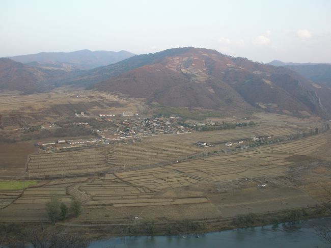 開山屯までの道路は完全舗装ではないのですが快適でした。到着までに２つの鉄道駅を確認することができました。写真は山間部から見た北朝鮮の街です。