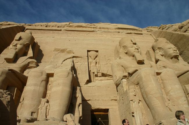 エジプトのアブシンベルの旅行記です。<br />いろんな意味でとても感動しました。