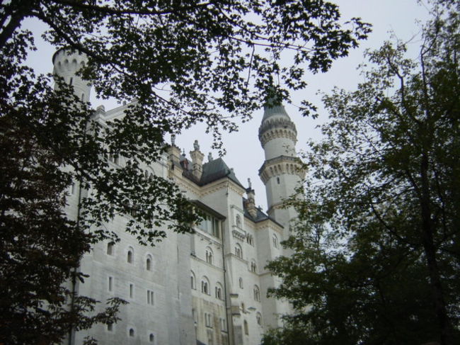 憧れのこのお城にやっといくことができました。<br />交通の便が悪いのでレンタカー。<br />あいにくのお天気だったのでそれほどの感動はありませんでした。<br />以前ドイツ人の友達がもっと素敵なお城は他にいっぱいある、と言ったとおりでした。<br />詳しくはhttp://www.wanderkirin.com/Germany/castle/castle.htm