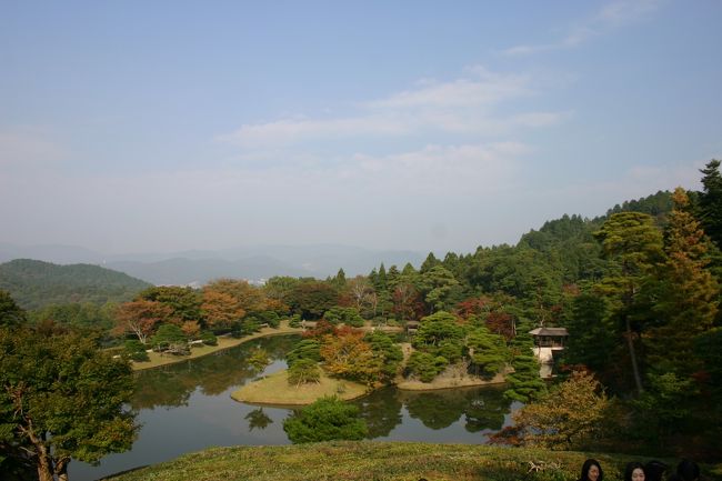 参拝許可がとるのが大変な京都の修学院離宮・桂離宮へ行ってきました。11月の3連休離宮は観光地でないため交通の便が良くないです。徒歩で20分。。。でも離宮には見学者が限定されているのであらされていない日本庭園の美しさがありました。