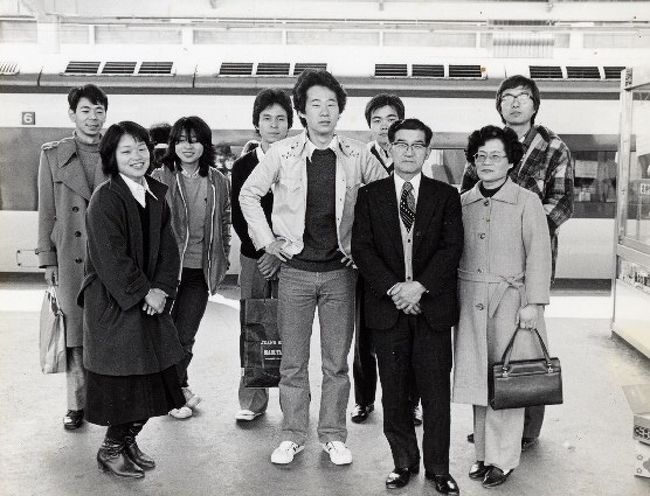 (For visitors who do not understand Japanese, please click the indication below &quot;つづきを読む”and look at presented pictures.) 1979年3月16日～1980年3月16日まで、学校を休学して海外旅行に行きました。成田空港が開港した翌年、<br />多くの日本人が海外旅行に行く頃でした。表紙の写真は当時、<br />入部していた大学のESSクラブのメンバー達と両親です。<br />京都駅まで見送りに来てもらいました。<br />当初の目的地は、 アメリカ合衆国でした。ロサンゼルス、<br />サンフランシスコ、シアトルと現地の人々の家に泊めて<br />もらい旅行しました（写真-①）。英会話を学ぶために、<br />大学の語学教室に通いました。現地の人に紹介文を<br />書いてもらい、無料で授業を受けました（写-②③）。<br />20日位、自転車で35マイル(56km)の通学距離でした。<br />ある日、車とぶつかり、自転車が壊れてしまいました。<br />ぶつけた自動車の人と一緒に、泊めてもらってた家に帰ると、家族の人が、「ノリオ、身体は大丈夫か」と最初に私の体の事を心配してくれました。貸してもらってた自転車の事より、自分の事を最初に気にかけてくれました。とてもうれしかったです。ここで、多くの国の人々と知り合いになりました。3ヶ月のビザが切れ、カナダのバンクーバーに行きました。ここでは、<br />ビクトリア島（写-④）の美しさと、10時になっても明るく、<br />子供たちがサッカーをして遊んでた風景を思い出します。<br />1ヶ月後、バンフ・ジャスパー（写-⑤）を通過し、<br />ユタ州のソルトレイクシティに行きました。ソルトレイクでは、イエローストーン国立公園で初めてウｫータースキー（写-⑥）<br />をした事、誕生日に友達にケーキを作ってもらった事（写-⑦）、初めての乗馬（写-⑧）、そして多くの友達が出来ました<br />（写-⑨⑩）。ソルトレイクを出発し、オマハ、シカゴ<br />そして、メイン州に10日程、滞在しました。<br />メイン州の図書館で日本文学の棚の所にいた女性と<br />知り合いました。旦那さんが精神科の医者で、世界を診療し<br />ながら旅行しているとの事でした（写-⑪）。一緒に旦那さん<br />が勤めている精神病院（写-⑫）に行き、そこで2日程、<br />泊まり、いろんな患者さんといろんな面白い話をしました。<br />キリスト、ヒットラーと話した事を覚えています。<br />再度ビザが切れたので、カナダのノバスコシアという、<br />東の端の半島に行きました。非常に景色の綺麗な所でした。<br />ここでは、陶芸家のアメリカ人としっかり者の日本人女性と<br />子供2人の家に泊めてもらいました。一人の子供の名前は<br />「海」君でした（写-⑬）。ここでの想い出は、夜中、<br />非常にお腹がすき、家の人に黙って、冷蔵庫の、<br />ベーコンを食べ、お腹が痛くなり、一晩中一人で<br />トイレで苦しんでました。翌日、わかったのですが、<br />前日の夕方、近所のパーティがあり、そこで出た、きのこが悪く、何人か食あたりになったようです。ノバスコシアを出発し、<br />ボストンに行きました。ボストンでいつもの様に、<br />女性に泊めてもらう為に声をかけました。すると、<br />すぐに快諾してもらいました。彼女と一緒について行くと<br />教会に連れていかれました。3日間、教義を聞き、<br />少ない食事だっと事もあり、頭がボーッとしていました。<br />係りの人に、何回か「日本語の分かる人から教義を受けますか？」と聞かれましたが、教義に興味がなかったので<br />断りました。4日目に、皆で町に出て仲間を増やしに行くと<br />言われました。最初に3日間だけ泊めてもらう約束だっので、<br />「私は出て行きます」と言いました。すると係りの人が、<br />「ただで、泊めて貰って、食事したのだから、<br />仲間を集めるか、再度、教義を聞くか」と詰問調で<br />言ってきました。最初に会った女性（リンダ・写-⑭））を<br />呼んでもらい、「最初の約束の話をしました」しばらく話をし、結局、1週間、皿洗いをする事で合意しました。<br />さらに1週間、寝床と食事を得ることができました。<br />帰国後、その教会は統一教会といって、あまり良い団体<br />ではないと聞きました。しかし、皿洗いをしながら、<br />彼等達と話をして、ほとんどの人は、真剣に教義を勉強し、<br />一人でも多くの人に、仲間になってもらう為に、<br />一生懸命な若者だと感じました。マインドコントロールかも<br />しれませんが？。ボストンの次に、ニュージャージーで<br />ドイツ系の家族の家に泊まらせてもらいました（写-⑮）。<br />日本を出て9ｹ月程過ぎ、日本食が食べたくなり、<br />家族の人にカレーライスを、ご馳走しますと食材のお金をもらい、オリエンタルショップで買い物をしました。<br />初めてカレーを作りました（写-⑯）。カレーパウダーを<br />いくら入れても、日本で食べたようにトロリとならず、<br />試食すると非常に辛くなってました。肉を4kgとか、<br />いろんな食材を、お金を出してもらって作ったので、<br />家族の人には、「これが日本のカレーだと」食べてもらい<br />ました。皆、美味しいけれど、口に合わないと、<br />少ししか食べませんでした。私はかなり無理をして、<br />1皿だけ食べました。翌日、近くの大学の英語教室に行き、<br />日本から海外出張で旦那さんに付いて来ている奥さん達に<br />作り方を聞きました（写-⑰）。カレーのルーを<br />使わなければいけない事を教わりました。<br />ニュージャージーからニューヨークまでは、<br />車で1時間程なので、家族の娘さんと一緒に、<br />自由の女神の島等に行きました（写-⑱）。<br />ニューヨークでも1週間程、泊めてもらいました。<br />マンハッタンのワールドトレードセンター（写-⑲）、<br />ハーレム、夜の街等、いろんな面白いものを見、<br />体験しました。次に、ワシントンD.C.に行き、<br />役所に勤めている人の家に泊めてもらいました。<br />ワシントンD.C.は、町並みが綺麗で、ほとんどの<br />公共建物が無料で入館できました。ワシントンメモリアル、<br />ホワイトハウス、スミソニアン、アーリントン墓地、<br />FBI,そしてロッキーバルボアと同じように階段を<br />駆け上がり、手を掲げ、リンカーン像に挨拶しました（写-20,21）。そして、そろそろ3ケ月のビザの有効期限が切れるので、<br />メキシコに行こうと考えました。しかし、当時、<br />アメリカ南部は、ヒッチハイカーに厳しく、<br />刑務所に入れられた旅行者がいると聞きました。<br />メキシコに行くには、南部を通らなければならず<br />悩んでいる時に、ニューヨークからロンドンまで、<br />キャンセル待ちで片道3万円で行ける飛行会社があると聞き、<br />ヨーロッパに行く事にしました。ロンドンに行く前に、<br />冬のヨーロッパに行くので、野宿もつらいだろうと思い、<br />電車の中で寝れると思い、鉄道のユーレル・ユーロパス<br />（2ケ月）を買いました。ロンドンに着いて、<br />一番驚いたのは、人口の半分がインド人だった事です。<br />1週間程滞在し、ドーバー海峡を渡りパリに行きました。<br />パリの想い出は、シャンゼリデ通りで、<br />トイレに行きたくなり、公衆便所に入ろうとした時に、<br />カウンターの後ろにおばさんが座っていて、<br />カウンターに1フラン紙幣が、何枚か置いてありました。<br />仕方なく1フランを払いました。用を済ませて出てくる<br />ときにカウンターの中をのぞくと、小銭が沢山ありました。<br />納得がいかなかったけれど、仕方ないと思い歩いていると、カップラーメンの「どん兵衛」が600円（何フランか忘れました）<br />で売っていました（写-22）。ヨーロッパでは夜、<br />電車の中で一泊し、着いた街で昼間に散策し、又、夜、<br />電車の中で一泊しました。電車でスペインのマドリッドに<br />行き、さらにポルトガルのリスボンまで行きました（写-23）。<br />リスボンの港で、醤油を付けた焼き魚が、<br />すごく良い匂いがしたのを憶えています。ポルトガルの<br />南部の町で電車を降りてしばらく歩くと海岸にでました。<br />冬の寒いヨーロッパ旅行の途中で、明るい海岸と、<br />広大な大西洋に感激しました（写-24）。しかし、<br />いくら南下しても寒く、もっと暖かい所に行こうと、<br />アフリカ大陸に行くことにしました。ジブラルタル海峡を<br />渡り（写-25）、テュアナという街（写-26）に着くと、<br />沢山の子供たちが、私の持っている物と、子供たちの<br />持っている物と交換しようと集まって来ました。<br />私の穴の開いた、ジーパンでも良いとの話でした。<br />そこに、バイクに乗ったおじさんが来て、<br />「家に泊めてやるから、乗れ」と誘ってくれました。<br />アフリカの家は、どんな家なのか知りたいのと、<br />空腹だったので、「メルシー」とだけ言い、<br />バイクに乗せてもらいました。彼の家は、土で造った家で、<br />8人位で住んでいました。パンのような物を食べさせてもらい<br />寝ました。翌日、家の子供たちが来て、私の持ち物と交換<br />してくれとやってきました。フランス語はほとんど分らないので、身振りで「皆で散歩に行こう」と誘い、家の周りの<br />丘を遊びながら過ごしました。その家を出発する時に、<br />おじさんに、ボールペンとメモ用紙をあげました。おじさんは、すごく喜んでくれました。モロッコでは紙は、貴重品でした。<br />国によって紙の質・量が変わっていました。<br />旅行中に日本から履いてきた靴の底が破れ、<br />パンフレットなどを口底に敷き歩いていました。<br />アメリカでは、パンフレット等の厚紙が簡単に手に入り、<br />底に敷いて1週間位、取り替えなくても大丈夫でした。スペイン・イタリア・ポルトガルでは薄い、ちらし等しか、もらえず、<br />1日～2日位で取り替えてました。モロッコでは、<br />紙そのものが入手しづらく、あってもすぐにぼろぼろになり、<br />2～3時間歩くと取り替える必要がありました。<br />マラケシュでは、ヨーロッパとは、まったく異なる町並み<br />、モスク（イスラムの教会・写-27）<br />、人々と出会いました。しかし、昼間は暖かくても夜は<br />すごく寒くなり、野宿よりもヨーロッパに戻り、<br />電車の中で寝たほうが良いと思い北上しました。<br />途中、カサブランカでは、高い建物が多い事に驚き、<br />知り合った人のマンションの部屋（20階位）から見た、<br />大西洋は雄大でした。スペインに戻り、グラナダに1週間程、<br />滞在しました。おばあさんと孫が住んでいる、<br />コテージ風の所に泊めてもらいました（写-28）。<br />アルハンブラ宮殿はとても美しかったです。<br />グラナダを出発する日に、同じ泊り客だった男性から<br />バルセロナに住んでいる友人を紹介してもらいました。<br />そして今回、このブログを書く動機となったバルセロナに<br />向かいました。途中の電車のなかで、チリから来た、<br />2人の女性と知り合いになりました。バルセロナに着くと、<br />まず、紹介してもらった人のところに行き、グラナダで<br />書いてもらった紹介文を渡しました。<br />彼女（エルミニア）は、私の宿泊を即座に<br />快諾してくれました。エルミニアの彼（マニュエル）が、<br />オーストリアから遊びに来ていて、<br />「バルセロナの町を案内するから、一緒に行こう」と<br />言ってくれました。でも、その日の夕方、電車の中で<br />知り合ったチリの女性と会う約束をしていて、<br />「日本人の友人と市内観光するから今日は行けない」と<br />マニュエルに嘘をつき、チリ人との集合場所に行きました。<br />チリの女性達と街中を歩いていると、<br />男性2人が話しかけてきました。彼らとチリ女性の一人が、<br />スペイン語で親しそうに話をし、皆で一緒に行動しようと<br />言い出しました。私は、彼らの容姿とスペイン語力に<br />嫉妬を感じ、「3人だけで遊びに行こう」と反対<br />したのですが、一人の彼女が「じゃ、ノリオ１人で<br />遊びに行ったら」と言いました。<br />私が好意を持っていた女性（パトレシア）は、<br />反対したのですが、もう一人の女性が、彼らとさっさと<br />歩き出しました（写-29）。結局、私１人が取り残されました。<br />その夜、失恋（私が勝手に恋をしたと思っていただけです）の<br />痛手で、落ち込んだ状態で、エルミニアの部屋に戻りました。<br />エルミニア達は、私を歓待する為に料理を作り待っていて<br />くれました。私が昼間と比べ、元気がないので、<br />具合が悪いのか心配してくれました。<br />私は嘘をついた事と失恋した事を話しました。すると、マニュエルが、私の昼間の彼らに対する態度、言葉がだめである事、<br />女性の口説き方を一生懸命に教えてくれました。<br />スペイン語がほとんど理解できませんでしたが、<br />自分が嘘を言って、マニュエルの誘いを断ったことを、<br />怒られると思っていたのに、私を慰めてくれた事に、<br />非常に感激しながら聞いていました。夕食後、彼らが、<br />私の為に女の子を誘って遊びに行こうと言ってくれました<br />（写-30）。一緒にディスコに行った女の子の中に、<br />14歳のアンナという女性がいました。もっと長い間、<br />滞在したかったのですが、バルセロナを出発しました。<br />そして、イタリアに行きました。シチリア等は景色も綺麗で、人々が親しみやすく、親切でした。後で、<br />マフィアの里であると聞き驚きました。ナポリでは、<br />泊めてもらっていた女性に、旅行中、良く使った言葉、<br />「私は、空手を習っていて、黒帯のタイトルを持っている」<br />と話しました（写-31）。実際は、高校の体育の授業で、<br />柔道の授業があったくらいです。この話を聞いて、<br />彼女が「私の彼も空手を習っているので、<br />日本人の空手家と会うと喜ぶわ」と、私が、反対するのに、<br />彼を家に呼びました。彼の身長は2ｍ近くあったと思います。<br />体格も丈夫そうな中南米系の男性でした。彼が試合を<br />したいと言い出しました。試合をすると、<br />空手を知らない事がすぐばれるか、怪我、最悪は殺される<br />と思いました。とっさに、「道場、以外で試合をすると、<br />黒帯を取り上げられる」と以前、聞いた話を、<br />イタリア語で話しました。その時は、イタリア語が自然と<br />口から出てきました。その話を聞いて、彼がすごく<br />感心してくれました。その夜の夕食は豪華でした。<br />いつもなら、泊めてもらった最初の夜は、空手、歌舞伎の話をし、明日も泊めてくれたらカレーを作ってあげると、<br />1週間位泊めてもらうのですが、さすがに、その夜は、<br />早く朝になり出て行くことばかり考えていました。<br />鉄道パスの期限も切れるので、フランス、ドーバーを渡り、<br />イギリスのヒースロー空港でキャンセル待ちをし、<br />ニューヨークに行きました。ニューヨークから、<br />ヒッチハイクでロサンゼルスまで行く予定でしたが、<br />疲れもあり、グレイハンド・バスで旅する事にしました。<br />途中、ユタ州のソルトレイクシティに寄り、<br />前回の滞在中に友達になった、女子高生の家に2週間程、<br />泊めてもらいました。高校生達と、釣り、ハイキング、<br />そして、初めての射撃を体験しました（写-32）。<br />そしてロスからハワイに行き、日本を出発して丁度、<br />1年になる日まで滞在しました。ハワイでは<br />モーターボートでカジキ釣りに連れて行って<br />もらいましたが、残念ながら何も釣れませんでした。<br />約2週間滞在し、黒く焼けて（写-32）<br />成田にランディングしました。当時は、無事に着陸すると、<br />自然と拍手が起こりました。この旅で、800枚の写真を撮り、<br />毎日、日記を書き、2週間に1度は両親に手紙を送りました。<br />旅行費用は、成田⇔ロスの往復航空券18万円を日本で支払い、<br />旅行中、持ち歩いた、トラベラーチェック90万円が、帰国後、<br />換金すると70万円残っていました。たまたま、<br />出発時は1ドル150円だったのが、１ドル200円になり<br />ラッキーでした。約38万円で、かけがえのない体験、<br />多くの友人、そして自分自身の成長と自信をつける事が<br />出来ました。もちろん、私を泊めてくれた人々、<br />食べ物をくれた人々、ヒッチハイクさせてくれた人々、<br />話をした全ての人々の親切とパワーをもらった事で、<br />成し遂げられた旅でした。<br />＊次号の20年後の再会も、是非一読下さい。<br /><br />