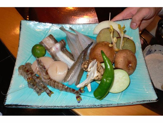 秋たけなわの１１月３日（金・文化の日）から２泊でエクシブ山中湖に行ってきました。<br />初日は自宅で朝食後、２泊分の旅行支度と、自転車４台を車に積み込んで、久しぶりに御殿場プレミアムアウトレットに向かいました。<br />御殿場ICが近付いてくると、車の流れが悪くなったので、急遽大きく迂回して、ICの反対側からアウトレットに向かいました。<br />それがよかったのか、難なく車を入れられて、午前中いっぱい買い物客でごった返す、人気のアウトレットでお買い物を楽しみました。<br />施設内で昼食後、ホテルを目指し北上をはじめましたが、三連休の初日ということで車が多く、とうとう動かなくなってしまったので、国道籠坂峠越えは諦めて、Uターンをして三国峠に向けて車を進めました。<br />途中富士スピードウェーでレーシングカーのもにすごい音が響いてきたので、車を道路わきに寄せて、柵越しにGTカーでしょうか、市販車のボディーをまとったレーシングカーのバトルを観戦しました。<br />思わぬレース観戦を楽しんだ後、空いた三国峠を通ってホテルに向かい、リクエスト通りの１号館１階の角部屋にチェックインしました。<br />今回は、ホテルの広い芝のお庭で子供たちと遊ぼうと、お部屋から直接お庭に出れるこのお部屋にしたのですが、たまたまカメムシが大発生しているとかで、お部屋の窓が開けられず、チョッとがっかりしました。<br />この日の夕食は、初めて天麩羅カウンターで頂きました。<br />ボリュームたっぷりの美味しい食材を、目の前で次々に揚げてくれる天麩羅カウンターは、職人さんとの話も楽しく、また利用してみたいお気に入りがひとつ増えました。<br />