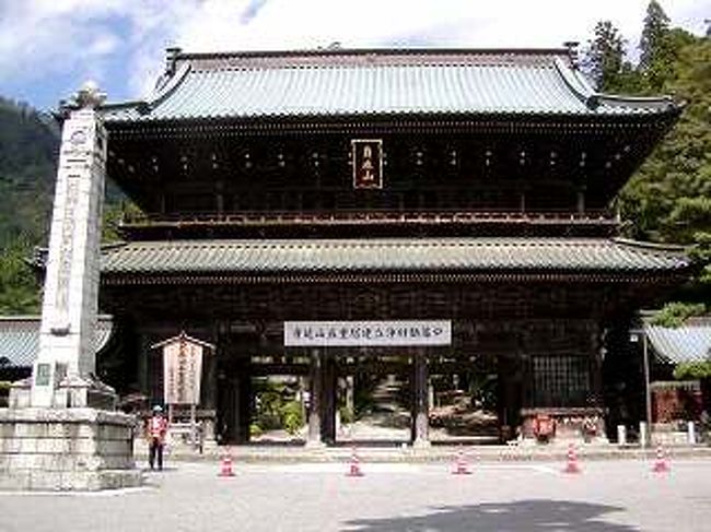 身延山久遠寺に行ってきました。<br />実は、友人が久遠時のすぐそばに住んでいます。<br />それで遊びに行ってきました。<br /><br />春は、桜がとても有名です。<br />何でも『全国しだれ桜10選』にも選ばれている樹齢４００年を超える『しだれ桜』がありとか・・・<br />秋に行ったので、これは確認できませんでしたが、友人曰く、とても綺麗だとのことです。<br /><br />