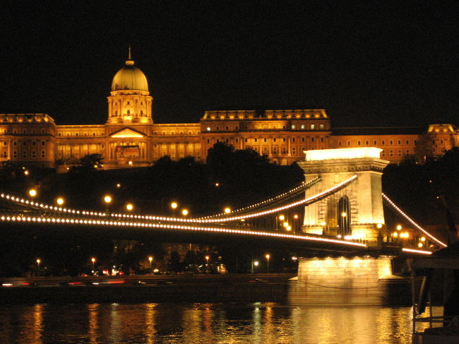 2006/10/09（月）第２日目：ブダペスト<br />デアーク広場〜ヴェルシュマルティ広場（再訪）、英雄広場（再訪）と市民公園のヴァイダフニャド城、オペラ座ガイドツアー、聖イシュトヴァーン大聖堂（再訪）、ドゥナ・パロタでフォークロア・ショー、ベスト側から夜景撮影<br /><br />ハンガリーは他のヨーロッパに比べて日照時間がかなり長いのですが、やはり10月は10月です。<br />日の出と日没の予定がでているサイトでチェックしたところ、到着日の10月８日の日没予定は18:11、ハンガリー最終日の23日では17:43となっていました。<br />つまり夕方６時を過ぎたら暗くなるということでしょう。<br />いままで夏に旅行していたときは、夕方６時から、さあ、今度は町並みの写真撮影の時間だ！と張り切っていたのに、今回はそうもいきません（泣）。<br /><br />と、今回の旅行の予定を夏から10月にずらさざることを得ないことに気付いたときに、日照時間が短いことを嘆いたものですが、デジカメ持参の今回は、夜景撮影を楽しめることに気付きました。<br />夏は夜の９時まで明るかったので、夜景を撮るには相当遅くまで出歩いていなければなりません。<br />でも、今回は７時にはもう真っ暗なのです。<br />夕食を食べたら、もう夜景撮影に十分な時間です。<br />ただし、ブダペストではやや郊外にホテルをとったので、ホテルに戻るときにいつも真っ暗というのが……何事もなく無事に終わったとはいえ、本当はあまり薦められたものではなかったですけれどね。<br /><br />夜景撮影のために、三脚を買いました。<br />コンパクト・カメラなのに大袈裟な！と最初は思いましたが、コンパクト・カメラにもちょうどよい、携帯に便利な三脚を見つけました。<br /><br />HAKUBAのコンパクトエイト<br />８段三脚<br />伸長860mm、縮長240mm、重量400g。<br />定価は税込み5,145円ですが、東京・池袋のビッグカメラで1,980円でした。<br /><br />国内ではこの三脚は花の写真の撮影に使いましたが、今回の旅行では夜景撮影と、暗い室内の撮影に大いに活躍しました。<br />町歩きのときにたいていいつもタウンバッグに忍ばせていました。<br />とはいえ、400gが始終肩に食い込む負担は半端ではありません。<br />だから、そんな苦労が無駄にならないように、夜景が撮れそうなチャンスはなるべく逃さずに、せっせと撮りました。<br /><br />ブダペスト観光の実質初日の本日。<br />夕食を食べた後、８時開演のドゥナ・パロタのフォークロア・ショーに向うまでの６時40分から７時30分、それからショーが終わった９時半頃から帰る道すがら、三脚を使っての夜景撮影にチャレンジしました。<br />ただ、思った以上に時間がかかりますね、夜景撮影は。<br />夢中になってしまったせいもありますが、気に入るまで何度も撮り直したりしていたので、時間がたつのが早かったです。<br /><br />撮影するにあたっては、フラッシュはスローシンクロ・モード、そしてセルフタイマーで、手ぶれを防ぎました。<br />初めての夜景撮影ですが、思った以上に上手くいったのに気を良くして、アングルを変えてしつこく撮ってしまいました、あしからず@