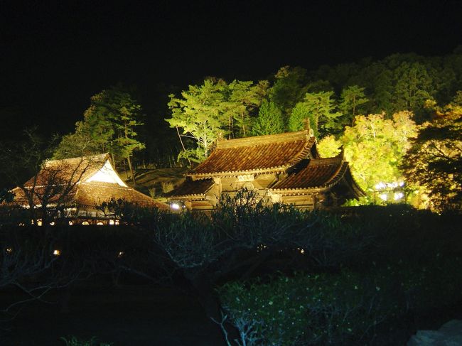 今日は仕事を終えて、備前市にある世界最古の庶民のための <br />学校、閑谷学校へ行ってきた。　 <br /><br />１１月４日から１２日までの約1週間、夜６時から８時までの２時間のあいだライトアップされると新聞に載っていたので行ってみる <br />ことにした。 <br /> 写真撮影の目的のみでカメラを持って出かけるのは生まれて初めての経験である。<br /><br />写真は闇夜に浮かぶ光の閑谷（しずたに）学校 <br /> <br /><br /><br /><br /><br />