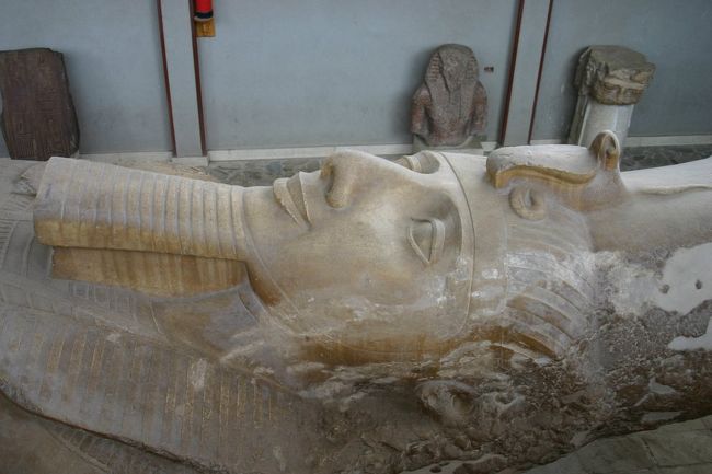 エジプト・メンフィスの旅行記です。<br />あまり見所は少なかったですが、ただラムセス2世の巨像には驚き、彼の偉大さを改めて感じました。