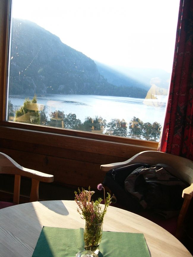 3つのフィヨルドを巡り、オスロに戻る日が近づいてきました。<br />プレースケトール・ヒュッテを後にし、スタンヴァゲルに戻り、クリスチャンサンに泊まりました。<br /><br />★★日程★★<br />2006年9月9日（土）<br />　　10時50分 福岡発(CX511)→15時00分 香港着<br />　　23時55分 香港発(CX251) →<br />9月10日（日） <br />　　5時45分 ﾛﾝﾄﾞﾝ着<br />　　ﾛﾄﾞﾝ発(BA762)→11時00分 ｵｽﾛ着　 ｵｽﾛ泊<br />9月11日（月） <br />　　ｵｽﾛ → ｿｸﾞﾈﾌｨﾖﾙﾄﾞ観光 → ｳﾞｫｽ　 ｳﾞｫｽ泊<br />9月12日（火） <br />　　ｳﾞｫｽ → ﾊﾙﾀﾞﾝｹﾞﾙﾌｨﾖﾙﾄﾞ観光 　ｶｳﾞｧﾝﾀﾞﾙ泊<br />9月13日（水）<br />　　ｶｳﾞｧﾝﾀﾞﾙ → ﾉｰﾙﾊｲﾑｽﾝ → ﾍﾞﾙｹﾞﾝ　 ﾍﾞﾙｹﾞﾝ泊<br />9月14日（木）<br />　　ﾍﾞﾙｹﾞﾝ → ﾘｰｾﾌｨﾖﾙﾄﾞ観光　　ﾌﾟﾚｰｹｽﾄｰﾚﾝ泊<br />◎9月15日（金）<br />　　ﾌﾟﾚｰｹｽﾄｰﾚﾝ → ｸﾘｽﾁｬﾝｻﾝ 　ｸﾘｽﾁｬﾝｻﾝ泊<br />9月16日（土）<br />　　ｸﾘｽﾁｬﾝｻﾝ → ｵｽﾛ 　ｵｽﾛ泊<br />9月17日（日）<br />　　11時55分 ｵｽﾛ発(BA763）→ 13時15分 ﾛﾝﾄﾞﾝ着<br />　　18時20分 ﾛﾝﾄﾞﾝ発(CX250)<br />9月18日（月）<br />　　13時20分 香港着<br />　　14時55分 香港発(CX510)→20時45分 福岡着<br />