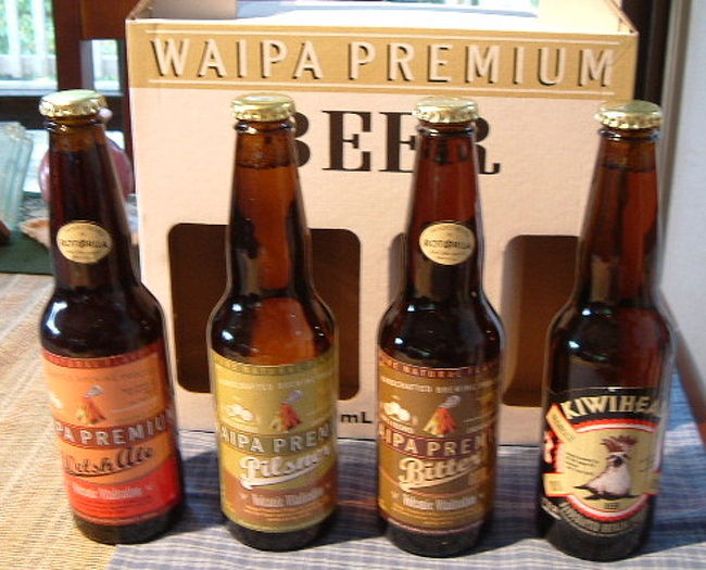 　100年の年月が創った「生きている水」と伝統製法で作られた地ビールを味わう。そんなブルワリーがロトルアあります。「Waipa Brewing Co.」は、Waipa地方の天然水を３段階に濾し、麦とホップの素材を活かした、ユニークで味わい深い４種のビールを作っています。<br />　KIWI-HEAD…NZのスピリットを味わいたい人へ。<br />　Welsh Ale…ウェールズ風エール<br />　Bitter…しっかりしたダークビール<br />　Pilsner…フルーティーなライト・ビール<br />表紙の画像は４種セットです。<br /><br />　併設のバーで味わうこともできるし、お持ち帰りで買う事もできます。丈夫な箱装は４本入りで、日本へのお土産にも。組合せは自由に選べます。<br />　現在、工場奥に、より広いカフェ・バーを建設中。０６年１２月半ばにはオープン予定だそうです。<br />　場所は、90 0ld Taupo Rd., Rotorua 。こんな所にブルワリーがあるの？という通りなので、ちょっと見つけにくいかも。<br /><br />　KIWI-RACCOのロトルア市内ガイドツアーでは、必須のお立寄りスポットにしたいと思います。ワインももちろんいいけど、こんな特別なビールも、いいでしょう？<br />ロトルアでしか買えないお土産って、実は意外に少ないんです（NZ各地で買える製品が多い、マッドソープも他都市でも買えるし）。これなら、正真正銘、ロトルアのユニークな美味しいお土産ですね。<br />　<br />　★＜KIWI-RACCOレイク・ロトエフB&amp;Bだより＞HP<br />　http://homepage.mac.com/hiroe_kh18/