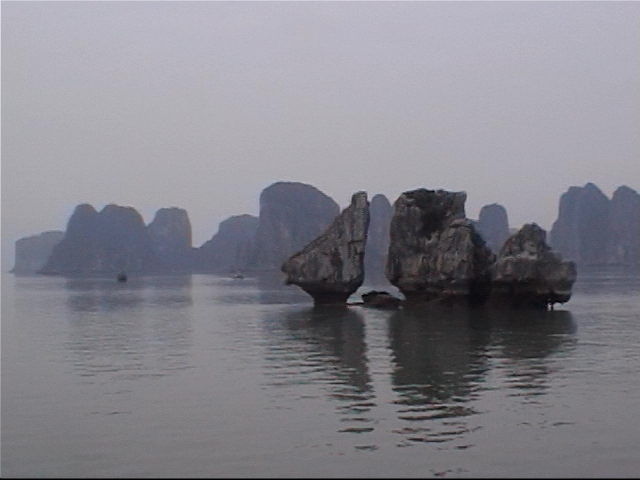 ハロン湾クルーズ<br />https://www.youtube.com/watch?v=ok9J6EepMa4<br /><br />ハロン湾(世界遺産)⇒ハ(龍)ロン(降りる)⇒龍が舞い降りてきて火をふいて中国からの侵略を防いだとも言われています。<br /><br />東南アジア方面に来るとどこも運転が荒っぽくなりますが、ここは制限速度はしっかり守ってました。(違反者は罰金をしっかり取られるようです。)<br />ただオートバイの非常に多い国なのでそのオートバイを避けるように車がほとんどセンターよりに走っているのが気になりましたね。対向車と衝突するのではと思いますが、そこは慣れてるんでしょう直前のところでうまいこと避けますので問題はありません。<br />ハロンですが専用バスでハノイから途中1ヶ所トイレ休憩を挟んで約3時間半で到着。<br />ここからハロン湾クルーズのスタートとなります。3000近くあると言われる奇岩(石灰群)はまさに水墨画の世界(石灰岩台地が沈降し、侵食作用が進んで、現在の姿となったもの)これに鍾乳洞を見て周るコースですが、途中水上に浮かぶ家などや漁船もあわせて見ることが出来ます。行って帰るまでに約3時間位のコース<br />