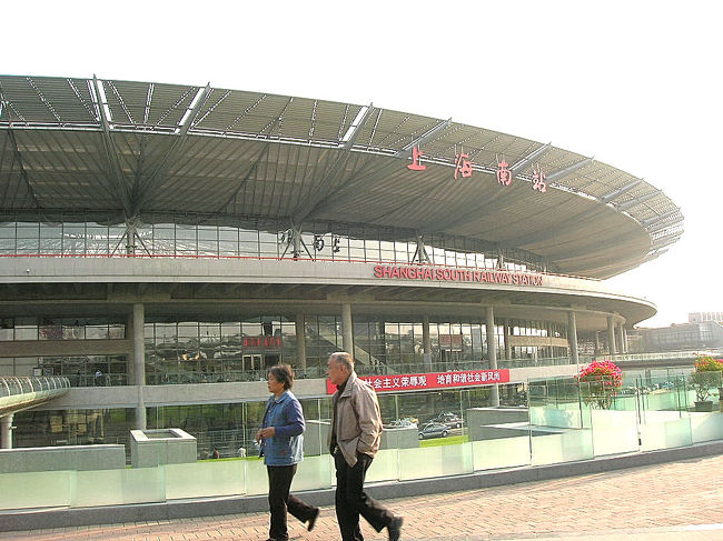 上海南站は昔から杭州や紹興や寧波への上海からの玄関といった駅でした。<br />でも、なんか寂れていましてパッとしない田舎の駅という感じでした。<br />その上海南站を、上海南部の一大ターミナルにしようと言う構想が前からあったんでしょう。<br />その構想の下の工事は３・４年掛かったのか、それがやっと終わり、新規開業したのが今年の夏前だったような。<br />開業してスグは、まだ混乱があったり、いろいろなものが、まだ柔軟的な体制だろうと思いまして、探索は控えていました。<br />半年たてば、もうそろそろ落ち着いたはずだと見て、１１月中旬の昨日探索に行って来ました。<br />（その１）は火車站関連です。（その２）は長距離バスターミナル・長途客運南站です。<br />