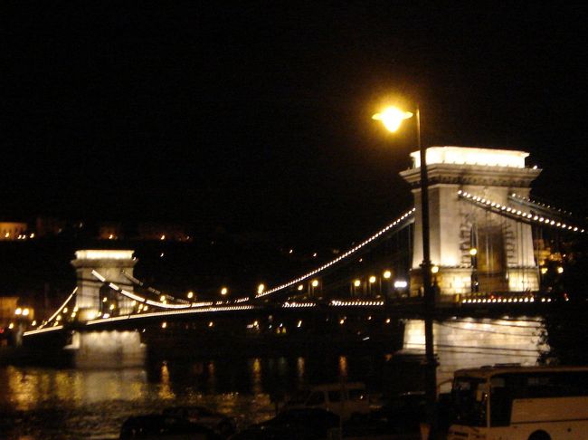 ドナウ川を挟んでブダ地区とペスト地区を結ぶくさり橋！<br />青空の下で見る堂々としたくさり橋、美しくライトアップされて浮かぶくさり橋、別の表情をしたくさり橋は本当に美しかった！！<br />ブダペストはこれまで見た夜景の中でも格別でした。ドナウの真珠と称えられるだけのことはありますね。<br />写真では美しさが伝わらないのが残念です。
