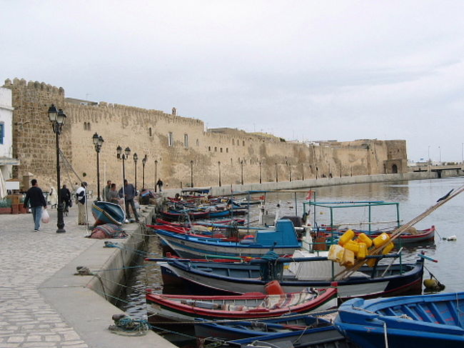 チュニジアの北部に有る都市で、フェニキア時代から貿易港として栄え、フランス統治下の軍港として使われた一時を除き海運の拠点になっています。<br /><br />画像は色鮮やかな漁船が並ぶオールド･ポートとカスバです。<br /><br />詳しくは「チュニジアの素顔」をご覧ください。は<br />http://www12.ocn.ne.jp/~tunisia/