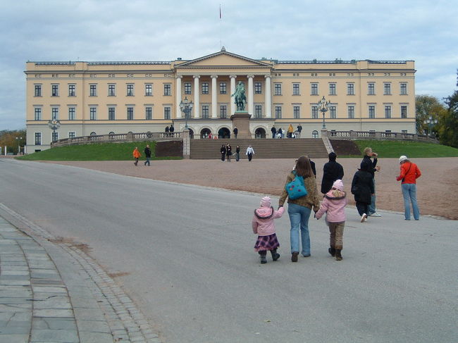 オスロは正味半日しか観光する時間がなかったので、下調べして見たいと思った場所にしか向かう事ができませんでした。<br />ジャンプ台の周辺では道が凍結していましたが、紅葉も大変綺麗でした♪