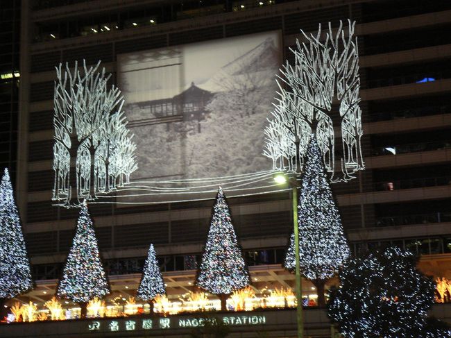 恒例の名古屋駅壁面にクリスマスのイルミネーションが点灯されました。写真は『東福寺』が投影されて格子戸が閉じています。