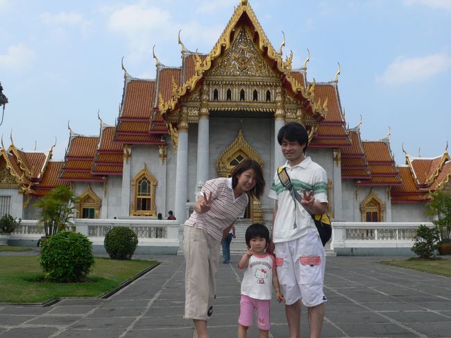 私の４５回目の日本脱出旅行は<br />タイ、バンコクでした。<br /><br />１１月１３日から１７日まで４泊５日で<br />３歳児の子連れ家族旅行。<br />私にとってタイ旅行はこれが３度目。<br />ダーリンやハルははじめての訪問です。<br /><br />当初バンコクからカンボジアのアンコールワット<br />ミャンマーやラオスなどの飛行機による<br />国境超えを予定してましたが<br />旅行直前に娘が体調を崩してしまったのと<br />鳥インフルエンザで北西部などで<br />４歳児が死亡する等の情報をゲットできたために<br />今回はバンコクのみを満喫することに・・(^^;<br /><br />またしても３５ヶ国の訪問国数は増えなかったけど、<br />子供に対するタイ人のやさしさに超感動～♪<br /><br />従順な仏教徒の人が多い分、老若男女問わずに<br />英語や日本語が通じなくても、<br />必ず娘に笑顔のプレゼントをくれ<br />「何歳？」「名前は？」等、話しかけられ<br />電車に乗れば即席を譲ってもらいました。<br />どこへ行っても親切に対応してもらい、<br />心豊かなタイ人に感無量です。<br /><br />陸路でラオス、カンボジア、ミャンマー等の<br />国境超えができ、安全で物価も安く<br />そして何より日本人よりはるかに<br />精神的にリッチな人が多い、<br />タイが私は超大好きになりました！！<br /><br />帰国してからも、次のタイ旅行に備えて<br />ガイドブックをひたすら読んでいる日々。<br />絶対にまた行きたいな～～♪<br /><br />PART?では初日から２日目までの写真を収録してます。<br /><br /><br />ブログはこちら<br /><br />http://angel.ap.teacup.com/erena/<br /><br /><br />マディーPART2も見てね！！<br /><br />http://4travel.jp/traveler/madonnajfoster/album/10106887/<br /><br />どちらもボチボチ更新中～(^^;<br /><br />メインのブログはミクシーなので<br />tk9643@ybb.ne.jp<br />へ、メールくれれば招待状をだしま～す。<br />マイミク大歓迎です。<br /><br /><br /><br />