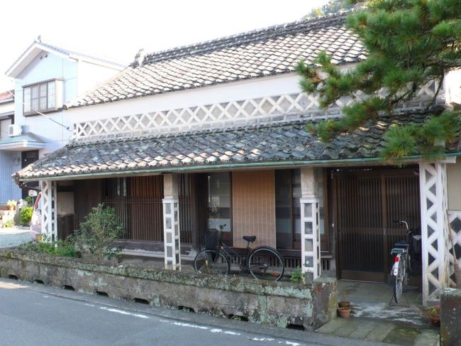 3年ぶりに日本に一時帰国。何より恋しかったのは大きなお風呂とおいしい和食です。そこでまず温泉三昧、おいしいものを食べてグデグデしよう!と伊豆・堂ヶ島〜甲府・昇仙峡〜草津へ3泊4日のドライブに出かけました。<br /><br />1日目は西伊豆・堂ヶ島を目指しての伊豆半島ドライブです。東伊豆、箱根はよく遊びに行きましたが、西伊豆は日帰りにはちょっと遠くて数えるほどしか行ったことがなかったので今回ゆっくり回れるのが楽しみでした。<br /><br />ずっと気になっていた漆喰絵やなまこ壁が残る町、松崎もようやく立ち寄ることができました。まず散策するための地図をもらおうと観光案内所に寄ったらこの町でTVドラマ「セカチュー」が撮影されたと教えられました。「サンフランシスコでもやっていて毎週見てましたよ」と言ったら職員の方はとても喜ばれて、外に出て各撮影場所を親切に教えてくださいました。実はなぜかサクたちが住んでいるのは四国の町かなと思い込んでいましたがここだったんですね。番組HPを開けてみるとロケ地紹介がありました。<br /><br />http://www.tbs.co.jp/sekai-ai/guide.html<br /><br />急遽なまこ壁見学 + サクとアキの足跡追跡となりました。
