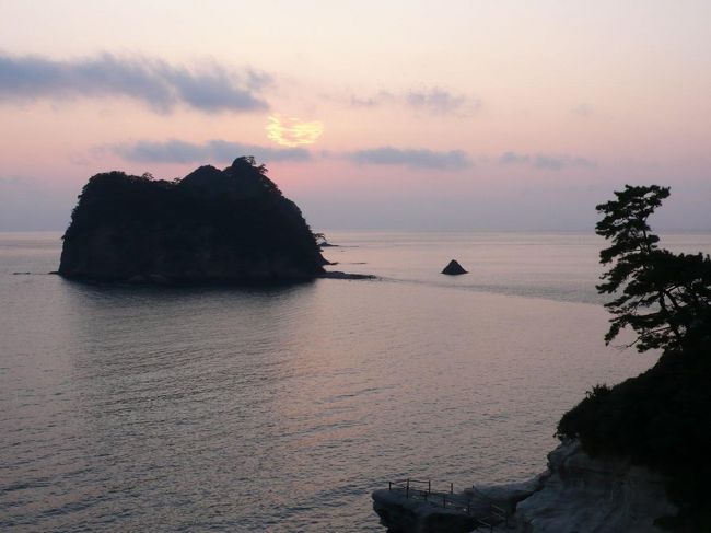 1日目の泊まりは堂ヶ島です。東伊豆と比べて静かな風情が漂う温泉宿。海岸線沿いに建てられた宿からは何も遮るものなく点在する小さな島々が見えます。こちらで大きなお風呂に浸かった後は部屋食で海の幸を堪能しました。<br /><br />西伊豆町観光ガイド<br />http://nishiizu-kankou.com/<br />