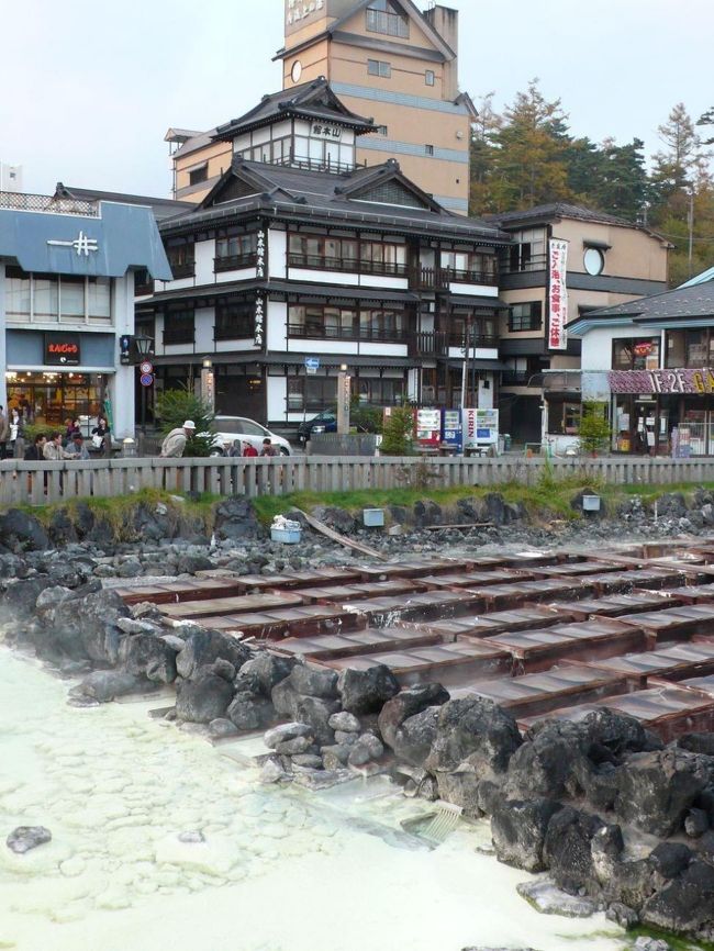 温泉旅、最後の目的地は草津です。甲府から八ヶ岳~軽井沢~嬬恋を通って草津に入りました。白根山に寄った後は宿でゆっくり。いい宿でした~。体から硫黄の臭いがプンプンするほど湯に何度も入り、翌日吾妻渓谷~榛名湖経由で帰宅しました。<br /><br />草津温泉公式サイト<br />http://www.kusatsu-onsen.ne.jp/<br /><br />吾妻渓谷 (東吾妻町役場ホームページ)<br />http://www.town.higashiagatsuma.gunma.jp/<br />