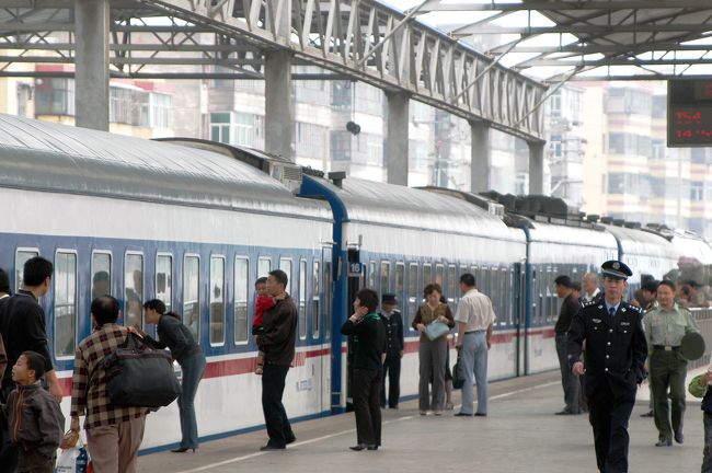9月16日<br />今日、この日で新疆とお別れ。<br />14時55分の上海行きT54/51次列車で新疆とさようならする。<br /><br />48時間13分。<br />この数字はクニクニも一生忘れないだろう。<br /><br />上海行きの列車は、烏魯木齊発はT54次となるが、複数鉄路区間の連結なので、鄭州-上海間からT51次に変わる。<br />こう言うタイプの連結は、中国では日常茶飯事なのだが、出発時は「T54次」表示なのに、到着したら「T51次」になっており(鄭州を過ぎたら変わっているが)、知らない人は不思議そうにする。<br /><br />出発日は烏魯木齊~哈密~柳園(深夜1時)まで。
