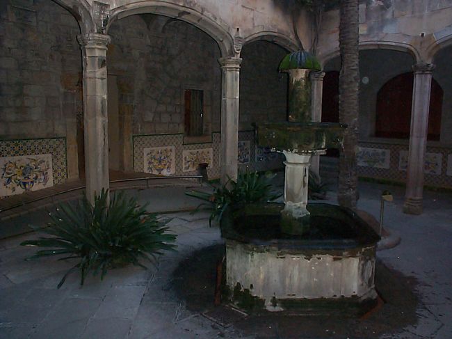 バルセロナ・カテドラル(大聖堂)の前にあるきれいな建物が、副司教館です。<br /><br />詳しいこと:<br />https://www.catalunya-kankou.com/barcelona/gothic-quarter-barcelona.html#arcadia
