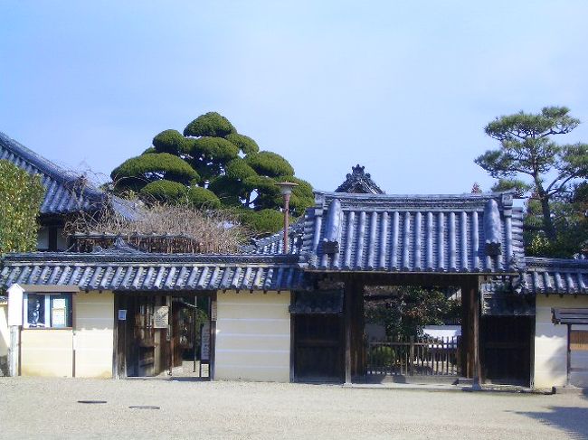 　中宮寺は、別名「旧斑鳩御所」と呼ばれていた。場所は、法隆寺　東院伽藍の裏側に位置する。<br /><br />ここは、聖徳太子の御母穴穂部間人皇后の御願いによって、太子の宮居斑鳩宮を中心にして、西の法隆寺と対照的な位置に創建された寺であります。その旧地は、現中宮時の東方三丁の所に土壇として残って居りましたのを、先年発掘調査をしましたところ、南に塔、北に金堂を配した四天王寺式伽藍であったことが確認され、これは、ちょうど法隆寺旧地若草伽藍が四天王寺式であるのに応ずるものと伝えましょう。その出土古瓦は、若草伽藍にはなく、飛鳥の向原寺（桜井尼寺）からのものと同系統のものであることは、法隆寺に僧寺、中宮寺は尼寺として初めから計画されたものと思います。国宝菩薩半跏像は、その金堂の本尊であり、天寿国曼茶羅は、其の講堂本尊薬師如来像の背面に泰安されたものと伝えています。<br /><br />結構由緒正しいお寺です。見る価値ありです。<br /><br />　<br /><br />ここは、高松宮妃殿下ゆかりのお寺でございます。<br /><br />