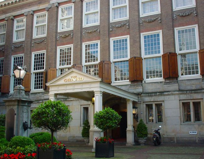 ザ　グランド・アムステルダム　ホテル<br />マリッジルームにあるLebeauのステンドグラスを見ようとホテルThe Grand Amsterdam　に入り案内を頼んだ。私たち2人のために丁寧に内してくれました。夕方でしたので感謝の気持ちもあって、レストランの予約を取って、コートヤードガーデンで楽しい夕食をとる事が出来ました。係りのウエーターは、私たちにとって適量の、洗練された料理を勧めてくれ、サービスのプロフェッショナルを感じさせるもてなしでした。<br />この建物は、もとは14世紀に女子修道院として建てられたことから始まり、オランダの“黄金時代には”海軍の司令部や、後に市議会に使用され、1966年には市議会のベアトリック女王の結婚祝賀会場に用いられた。<br />1988年に市議会がよそに移り、1998年に五つ星ホテルGrand　Amsterdamとしてオープンした。<br />