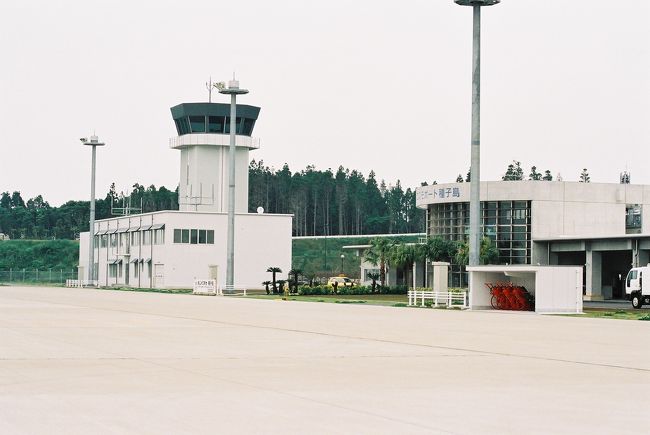 【レグ2→http://4travel.jp/traveler/jillluka/album/10109251/】からの続き<br /><br /><5月15日鹿児島空港8:35離陸 新種子島空港9:40着陸><br /><br />本日最初のレグは鹿児島空港から、3月16日に開港したばかりの新種子島空港へ。<br />今日は新種子島も含め5つの空港、飛行場に寄って最終的には長崎まで行くハードスケジュールなのですが、この空港達が運航面からみるととてもバラエティに富んでいて面白い、少しマニアックになりますが・・・<br /><br />まず鹿児島空港、長崎空港・・・もういわゆる空港、管制塔がありもちろん航空管制官がいる<br /><br />次は新種子島空港・・・ここは管制塔はあるけど管制官はいない、代わりに航空管制情報官がいる<br /><br />そして屋久島空港・・・ここは管制塔もなく、管制官、情報官ともにいないが、無線がリモートで鹿児島空港の情報官とつながっている<br /><br />お次、薩摩硫黄島飛行場、枕崎飛行場・・・ここは管制塔、管制官、情報官全てない<br /><br />で、天草飛行場・・・ここも管制塔はなく(建物としてはそれらしいものがある)、管制官、情報官もいないがフライトサービスというのがある<br /><br />それぞれの運用面での違いはおいおい空港毎に説明していこうと思います。<br /><br />さて旅行記に戻ります。<br />国交省鹿児島空港事務所に飛行計画書を提出し、エプロンをスポット19−Aまで歩く、目と鼻の先に昨日ホテルからずっと見ていたYS-11が駐機している、こういうアングルで撮影できる機会ももうないかもしれないので少し逆光気味だが撮っておく。<br />今日はすごく視程が悪い現在6km、有視界飛行ぎりぎりの状態、鹿児島空港RWY(滑走路)34を離陸左旋回し、桜島の西側を通るつもりなのだが、まだ全く桜島の姿は見えない。<br />鹿児島TCA(鹿児島空港のレーダー管制)にコンタクトしレーダーモニターを依頼し、しっかりと下の地形を確認しつつ加治木まで進むとうっすらと桜島が勇姿を現し始めた、せっかくの機会なので危険のない範囲で御岳の付近を通過してみる、絶景。<br />垂水まで来ると鹿児島TCAから鹿屋レーダー(自衛隊鹿屋航空基地のレーダー管制)に管制が移管、鹿屋の管制圏に入らないように鹿児島湾の上を誘導される。<br />根占付近で大隈半島に上陸、戸崎で大隈海峡に抜ける。<br />ここから約20マイル程は島もなく、今日は視程も悪いため新種子島空港の無線電波を頼りに海上を行く。<br />10分もした頃、前方左手に馬毛島の島影、さらに前方に種子島の島影が見えてくる、そのまま西之表で種子島に上陸した。<br />さて先ほど書い通り、新種子島空港には管制官がいなく情報官がいます。この両者の差は・・・<br />管制官は飛行機に対して指示や許可をすることができる。<br />情報官は飛行機に情報を伝達する(アドバイスはできるが指示や許可ではない)<br /><br />なので新種子島空港では着陸許可(管制官の「CLEAR TO LAND」の言葉)はなく情報官より「滑走路に障害はないよ(RUNWAY IS CLEAR)との情報がくる、あとはパイロットの判断で着陸する。<br />しかし今日はほんとに視界が悪く、すぐそこに空港があるはずなのに見えない、不安にかられながらそろりそろりと空港があるだろう方向に歩を進める。見えた、ほっとする。<br />RWY13に無事着陸、新しい空港なので滑走路のマーキングもきれい。<br />アサインされているスポットは小型機用の3−A、でもまだ標識が建ってないとのことで、管制塔から見ている情報官さんに誘導してもらう。<br />さあ、一休みして次は屋久島に向かう。<br /><br />セスナで行く九州【レグ3】鹿児島空港→新種子島空港 終<br />【レグ4】新種子島空港→屋久島空港→http://4travel.jp/traveler/jillluka/album/10110038/に続く<br /><br />