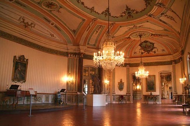 　リスボンからのバスツアーで訪れたケルースは、ケルース宮殿で有名な町です。ピンク色の宮殿はポルトガルのヴェルサイユと呼ばれており、内部も豪華です。