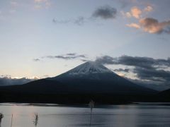 富士山からの日の出=本栖湖にて=