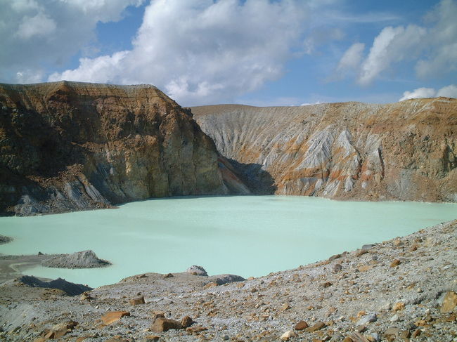 この頃、浅間山が噴火して火山灰が降ってるっていうんで<br />火山灰を浴びるため(笑)、一路群馬へ<br /><br />鬼押出し<br />休暇村鹿沢高原<br />草津湯畑周辺<br />白根山<br />西の河原露天風呂<br /><br /><br />鬼押出しは、まさに鬼押出しって感じ。<br />結局のところ、火山灰のほうは、なんだかあんまり印象に残ってないス。<br /><br />休暇村は初めての宿泊でしたが、建物はきれいだし、部屋もきれいだし、すごく清潔感がありましたねー。<br />ただ、バイキングのときの周りの高年齢層と思われる方々のがっつき具合がどうも・・・。<br />でも、宿のある周りの環境とか、散策できるところもいっぱいあるし、非常に魅力的なとこですよね。<br /><br />翌日は、散策の後、嬬恋から草津へ。<br />途中の山道で大根を買いました。<br />マキオは大根を両手に抱え、とても嬉しそうでした。<br /><br />そんでもって、草津湯畑へ<br />一番苦労したのは駐車場。人も多くてあっちこっちの駐車場を巡って・・・。それだけで疲れた。<br />その上、暑いの何の。残暑真っ盛りでした。<br /><br />時間を持て余し、湯釜を観に白根山にも行きました。<br />人も車もいっぱいいて、蟻のように一列になって湯釜へ歩いた。<br /><br />その後、西の河原の露天へ<br />まだ、温泉も日帰り風呂も、新人の頃ですねー。<br />脱衣所が小さくて、洗い場もなし。<br />確かにでかいが、清潔感無いし、汚いおっさんがいっぱい入って大混雑。でかい分、人も満員なので、何の意味も無いなー。<br />もう一回行こうとは思わなかった風呂でした。<br />でも、ビギナーの頃なんで、今行けば違う感想かも知れないけど。<br />う〜ん。<br /><br />※画像は白根山の湯釜