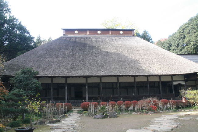 「大雄寺」栃木県大田原市黒羽田町450番地。歴史感あふれるお寺で「禅」の修業はいかがでしょうか？室町時代にこんな田舎に禅寺ができました。会社等での団体修行が流行しているそうです。お寺に幽霊も住んでいます！！宗派は“曹洞宗（そうとうしゅう）”本山は福井県の「永平寺」だそうです。禅問答をする「臨済宗（りんざいしゅう）と相反する宗派で、ただひたすらに“無”の座禅！宗教には疎いしんちゃんですが、大体そんな感じです。以前見学は有料だったような気がします。現在は見学無料！黒羽城址公園とともに紅葉見学、ちょっと変わったお寺を見学しました。無料で宝物収蔵庫見学もできます。（浄財として寄付はしました）お寺ですから、お墓もあります。黒羽藩主大関氏の菩提寺です。墓石の大きさは普通ではありません。